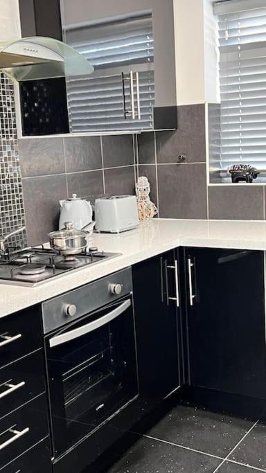 Cheerful 3 Bedroom Townhouse With Free Parking. Billericay Dış mekan fotoğraf