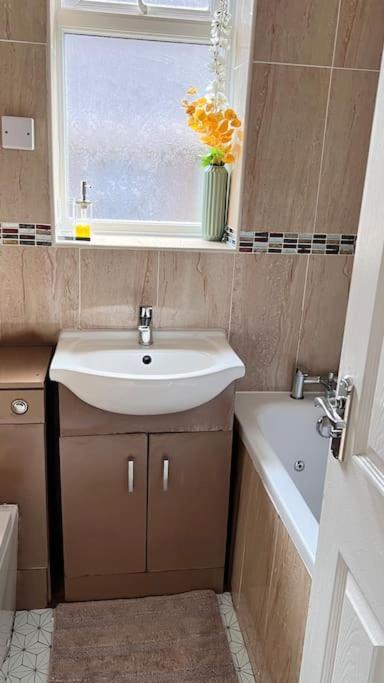 Cheerful 3 Bedroom Townhouse With Free Parking. Billericay Dış mekan fotoğraf