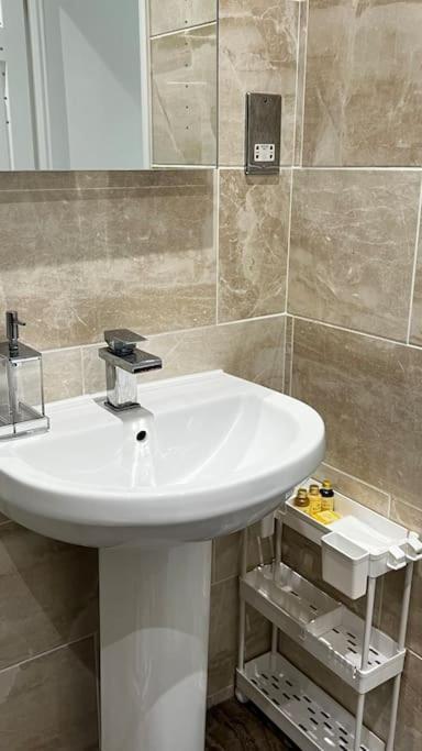 Cheerful 3 Bedroom Townhouse With Free Parking. Billericay Dış mekan fotoğraf